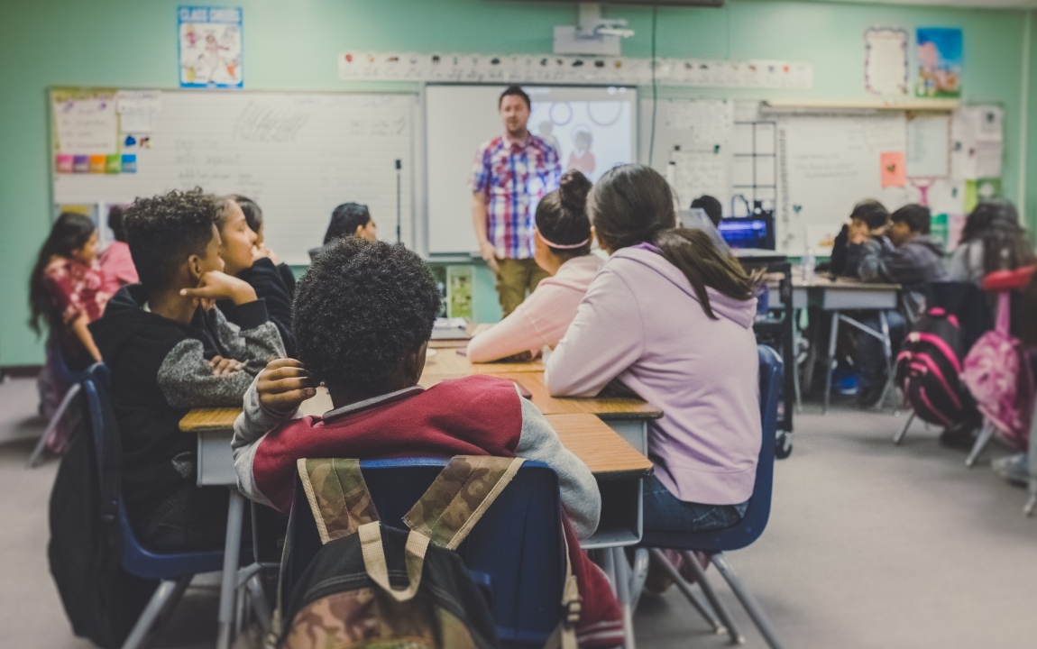 Teacher presenting to students 